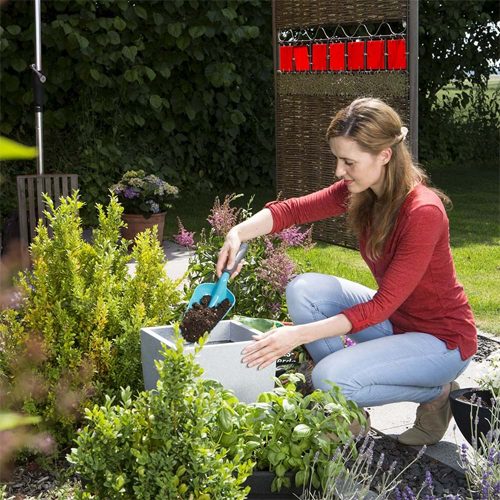 Thương hiệu: Gardena Xuất xứ: Cộng Hòa Séc Chiều rộng lưỡi: 12cm Chất liệu: Kim loại Tay cầm: Nhựa HDPE cao cấp Phủ lớp duroplast cao cấp Mã vạch: 4078500023696 Kích thước: 385 x 124 x 75 mm Trọng lượng: 365g Bảo hành: 12 tháng