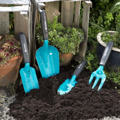 Thương hiệu: Gardena Xuất xứ: Cộng Hòa Séc Chiều rộng lưỡi: 12cm Chất liệu: Kim loại Tay cầm: Nhựa HDPE cao cấp Phủ lớp duroplast cao cấp Mã vạch: 4078500023696 Kích thước: 385 x 124 x 75 mm Trọng lượng: 365g Bảo hành: 12 tháng