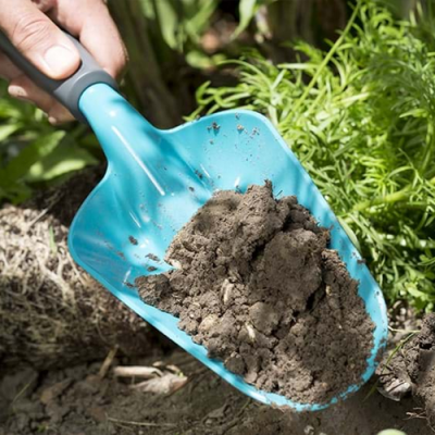 Thương hiệu: Gardena Xuất xứ: Cộng Hòa Séc Chiều rộng lưỡi: 12cm Chất liệu: Kim loại Tay cầm: Nhựa HDPE cao cấp Phủ lớp duroplast cao cấp Mã vạch: 4078500023696 Kích thước: 385 x 124 x 75 mm Trọng lượng: 365g Bảo hành: 12 tháng