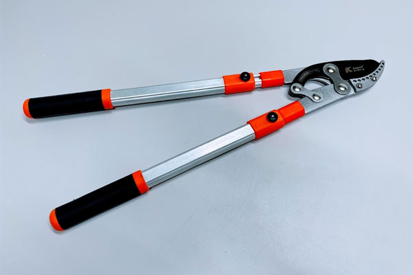 Kéo cắt cành cộng lực là dòng sản phẩm hỗ trợ cắt tỉa cành cây