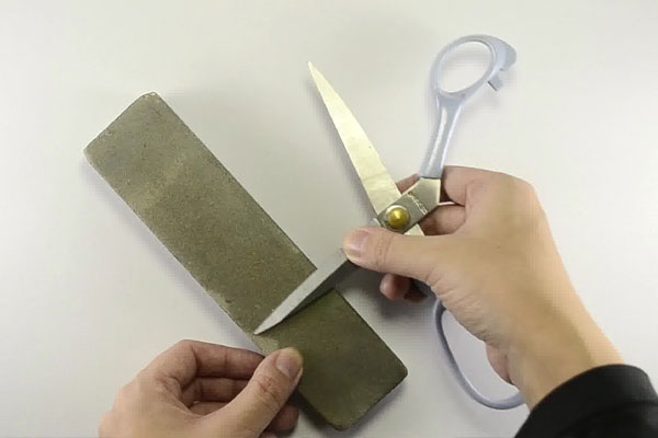 Nên mài kéo định kỳ để lưỡi kéo luôn sắc bén