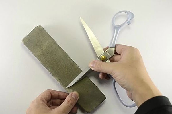 Mài kéo cắt cành bằng đá mài