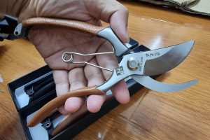 Kéo cắt cành Nhật bãi luôn được nhiều anh em làm vườn lựa chọn