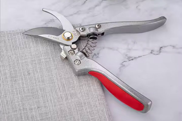 Lưỡi kéo sắc bén, chống dính giúp việc cắt tỉa trở nên nhanh chóng